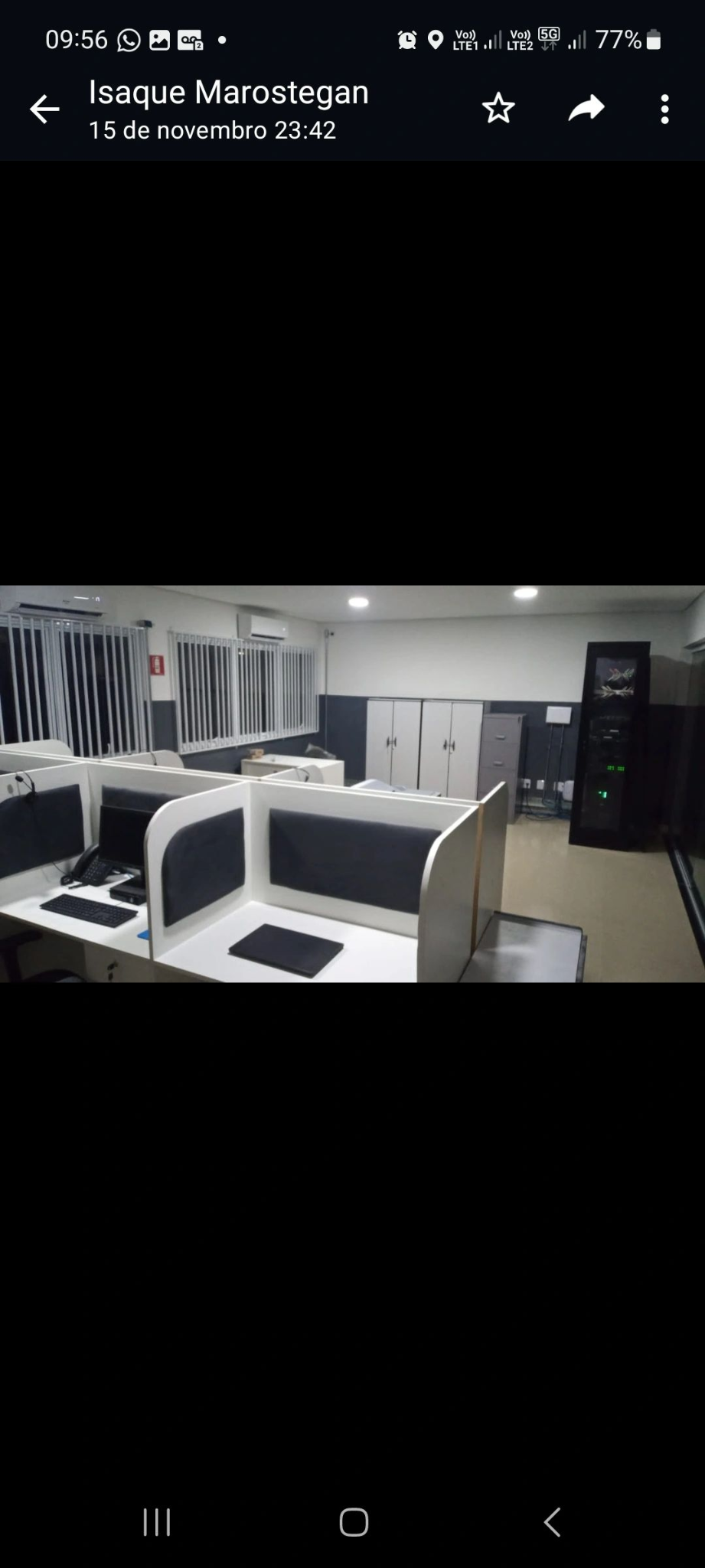 Área de trabalho com estações e equipamentos
