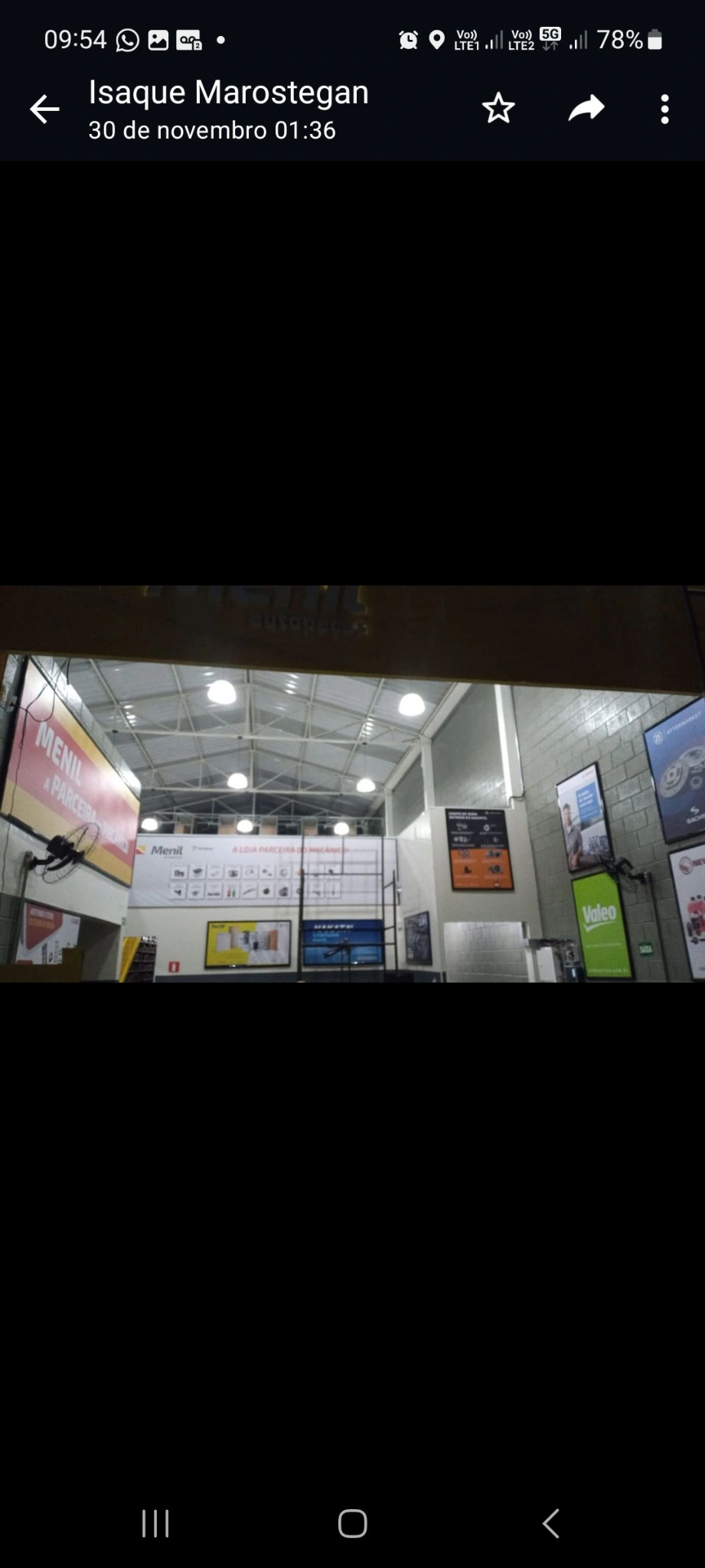 Interior da unidade Menil Autopeças com iluminação e comunicação visual
